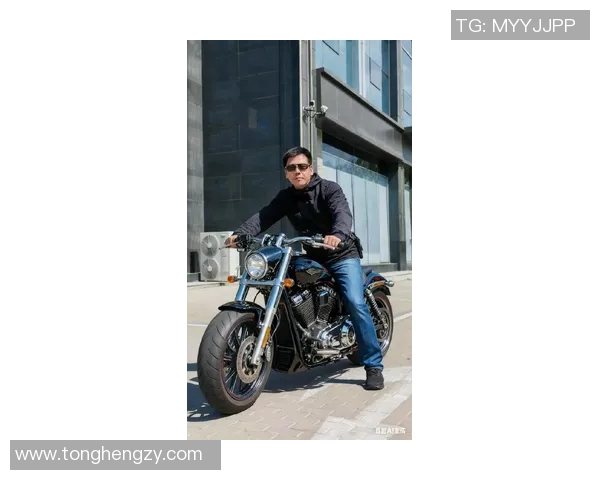 姚明骑哈雷畅游城市街头展现巨人风范与自由精神 姚明骑哈雷畅游城市街头展现巨人风范与自由精神